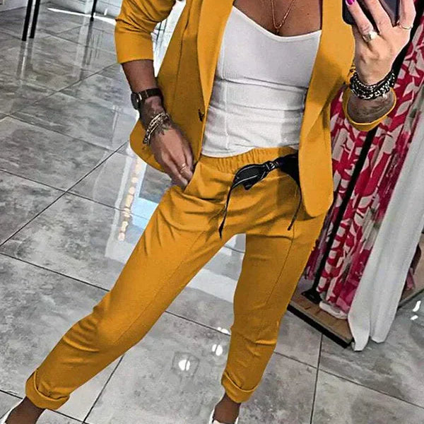 Adriana – Elegantni komplet sa blejzerom i pantalonama