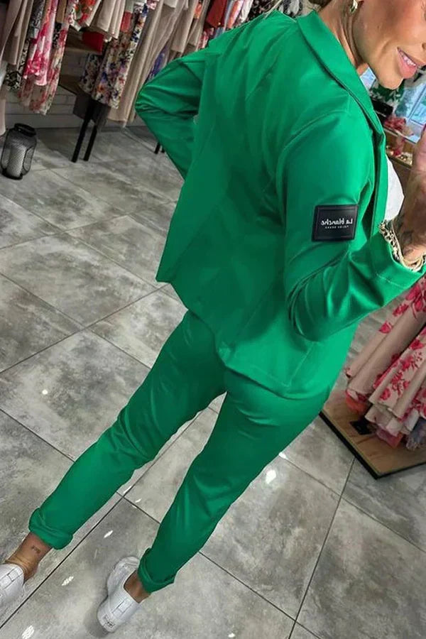 Adriana – Elegantni komplet sa blejzerom i pantalonama