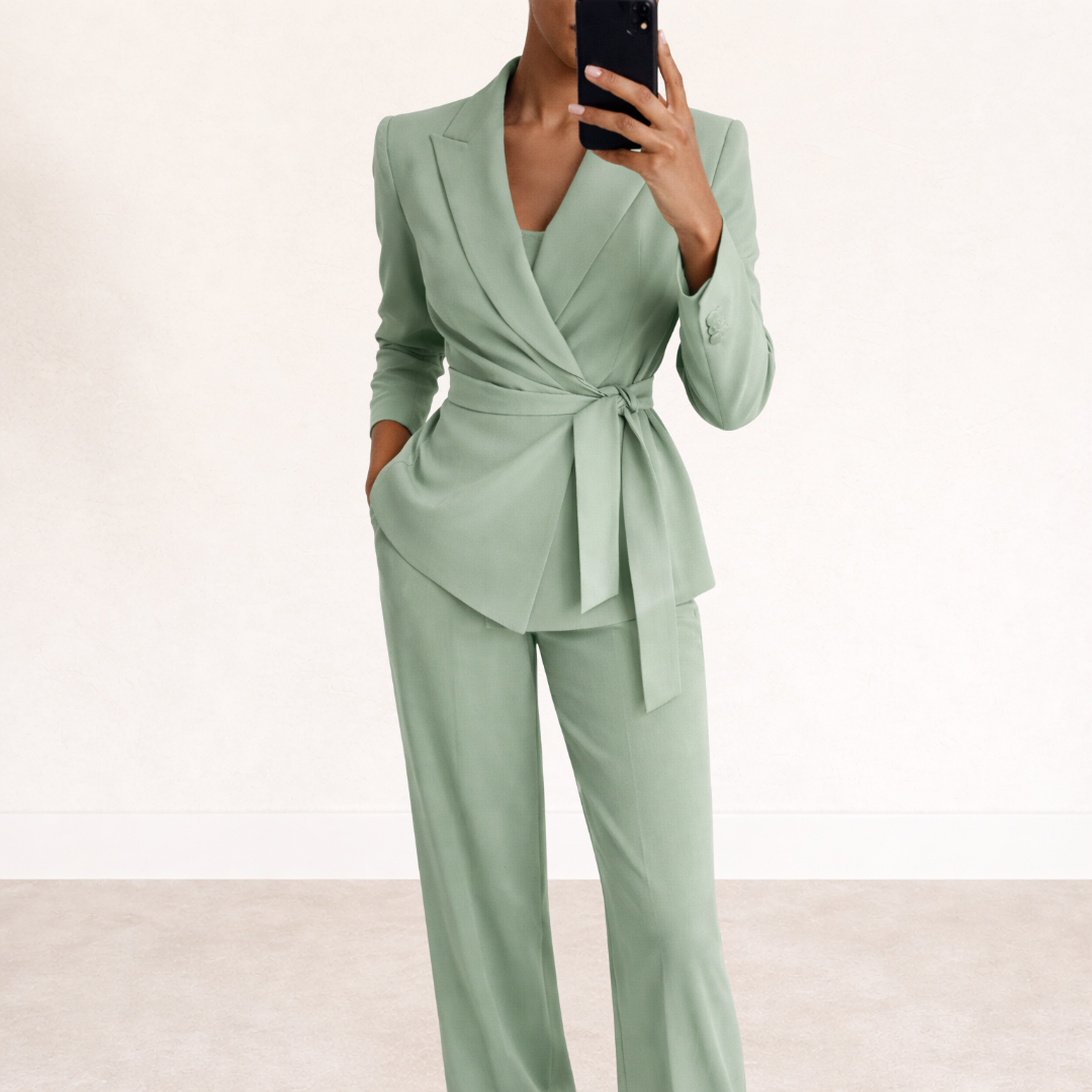 Nika – Elegantni komplet sa blejzerom i pantalonama