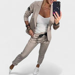 Adriana – Elegantni komplet sa blejzerom i pantalonama
