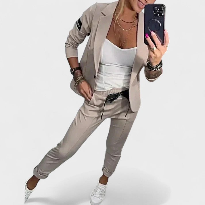 Adriana – Elegantni komplet sa blejzerom i pantalonama