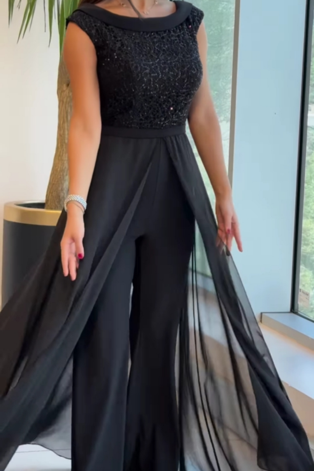 Louna – Elegantni kombinezon bez rukava