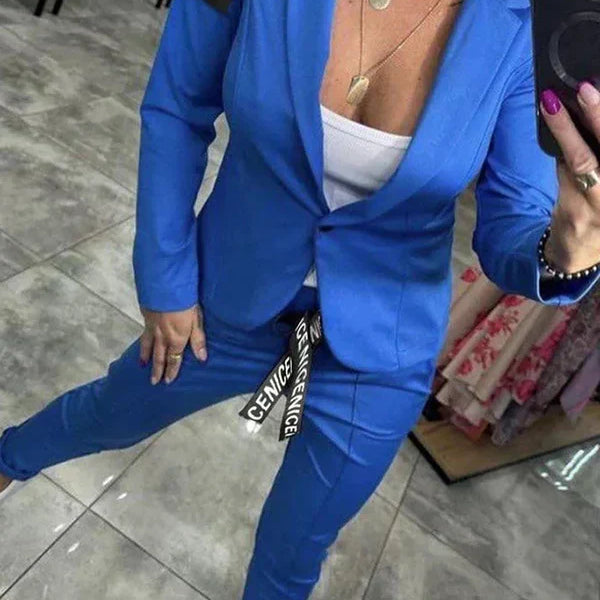 Adriana – Elegantni komplet sa blejzerom i pantalonama