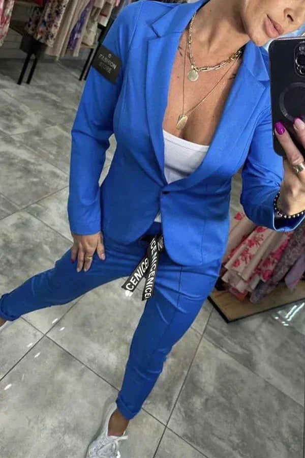 Adriana – Elegantni komplet sa blejzerom i pantalonama