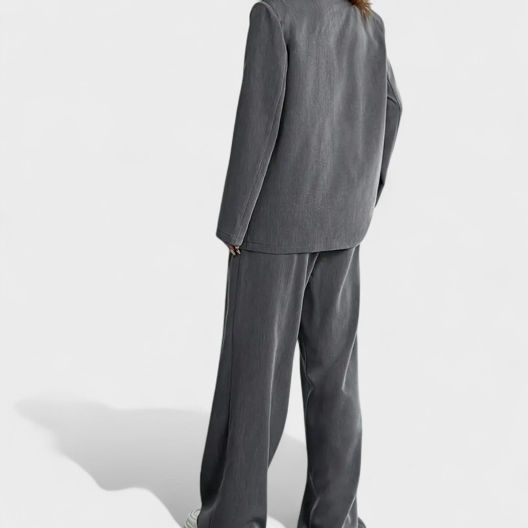 Madalena – Elegantni komplet sa blejzerom i pantalonama