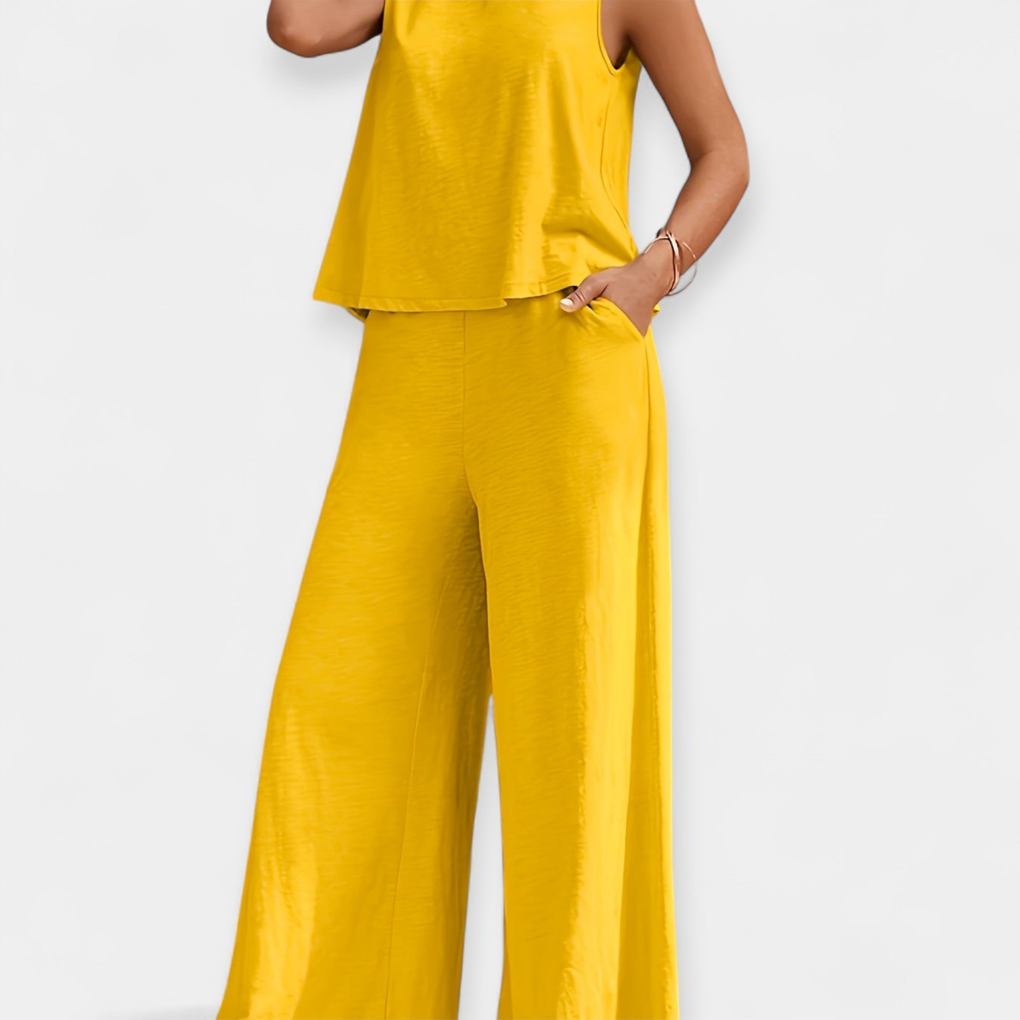 Jednobojni letnji komplet sa topom bez rukava i širokim pantalonama