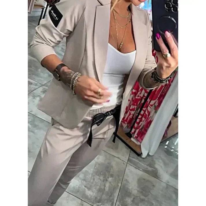 Adriana – Elegantni komplet sa blejzerom i pantalonama