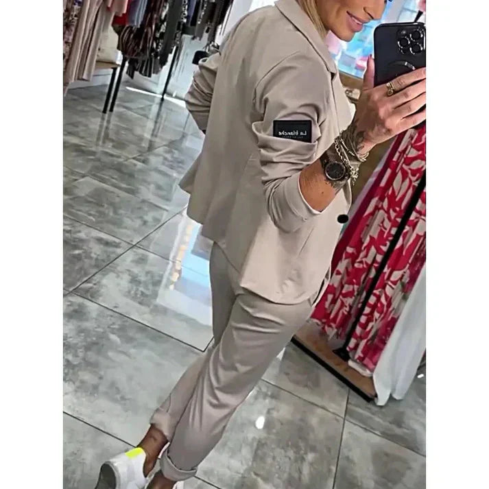 Adriana – Elegantni komplet sa blejzerom i pantalonama