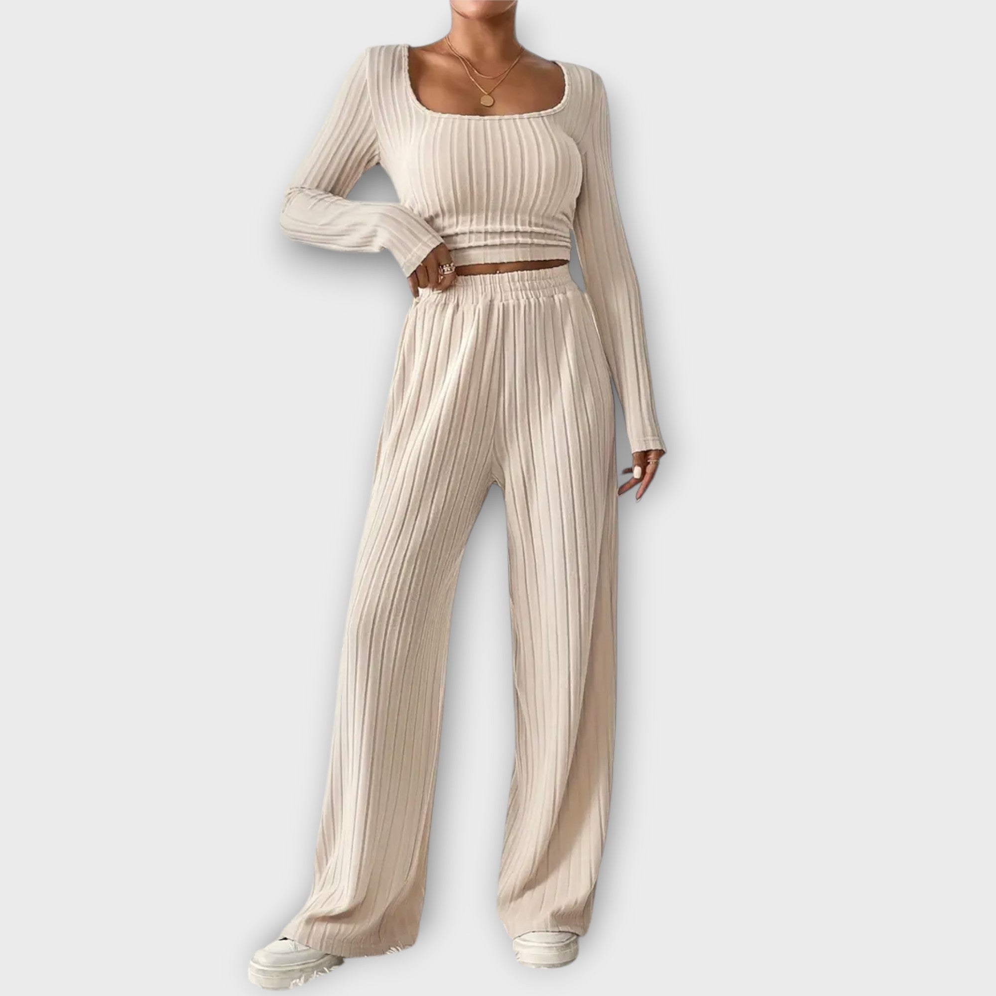 Andiara – Minimalistički komplet sa topom i pantalonama