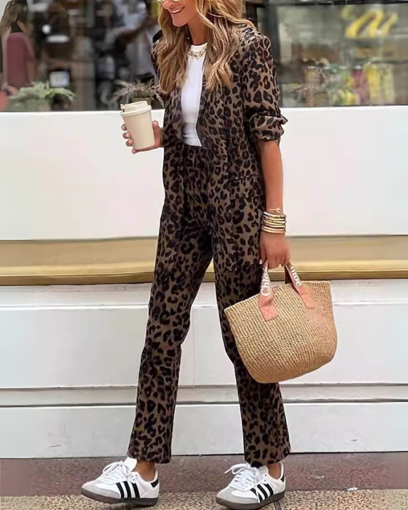 Arila – Elegantni dvodelni komplet sa blejzerom i pantalonama sa leopard dezenom