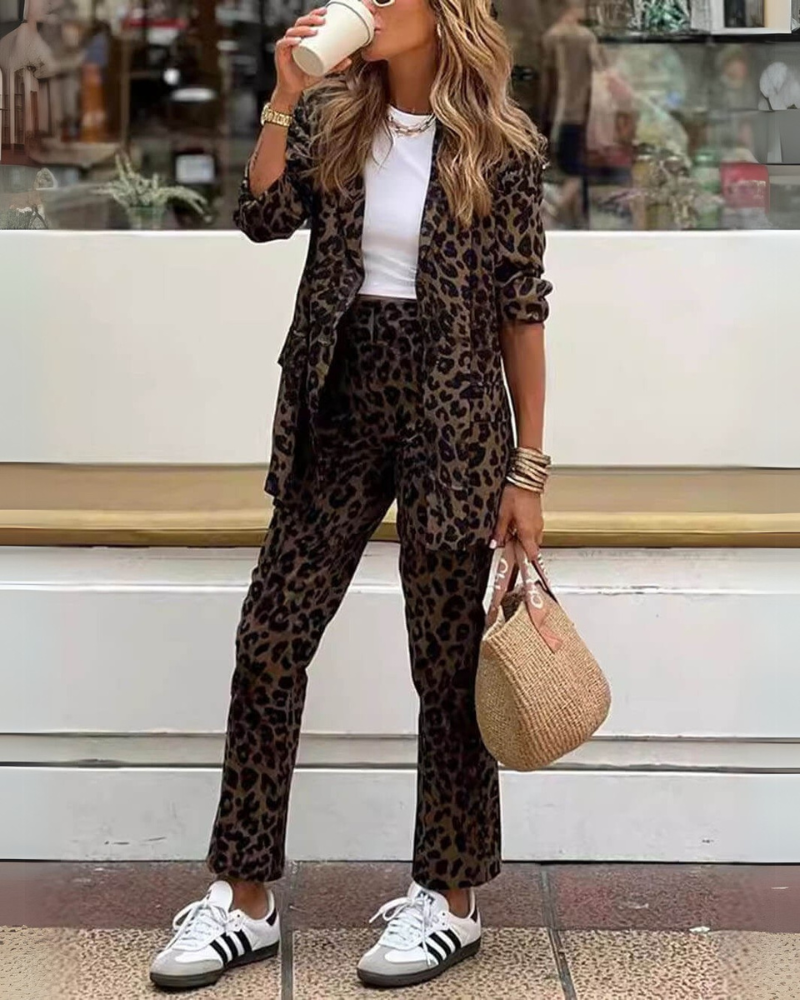 Arila – Elegantni dvodelni komplet sa blejzerom i pantalonama sa leopard dezenom