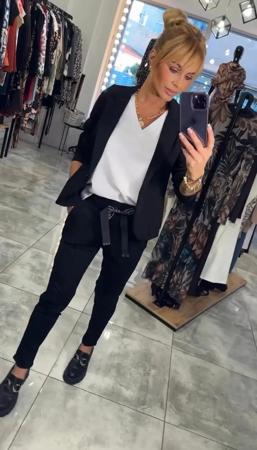 Adriana – Elegantni komplet sa blejzerom i pantalonama