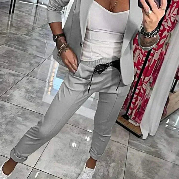 Adriana – Elegantni komplet sa blejzerom i pantalonama