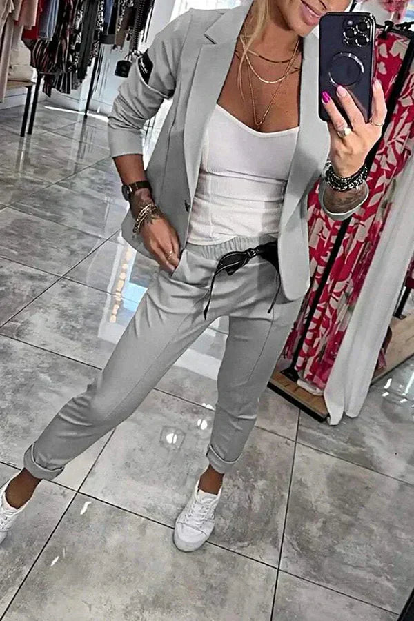 Adriana – Elegantni komplet sa blejzerom i pantalonama