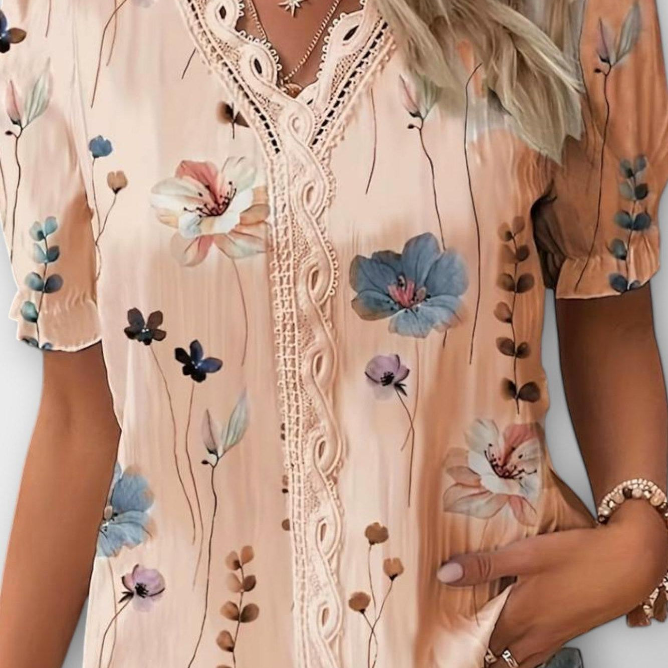 Bruna - Elegantan top sa V izrezom u obliku srca