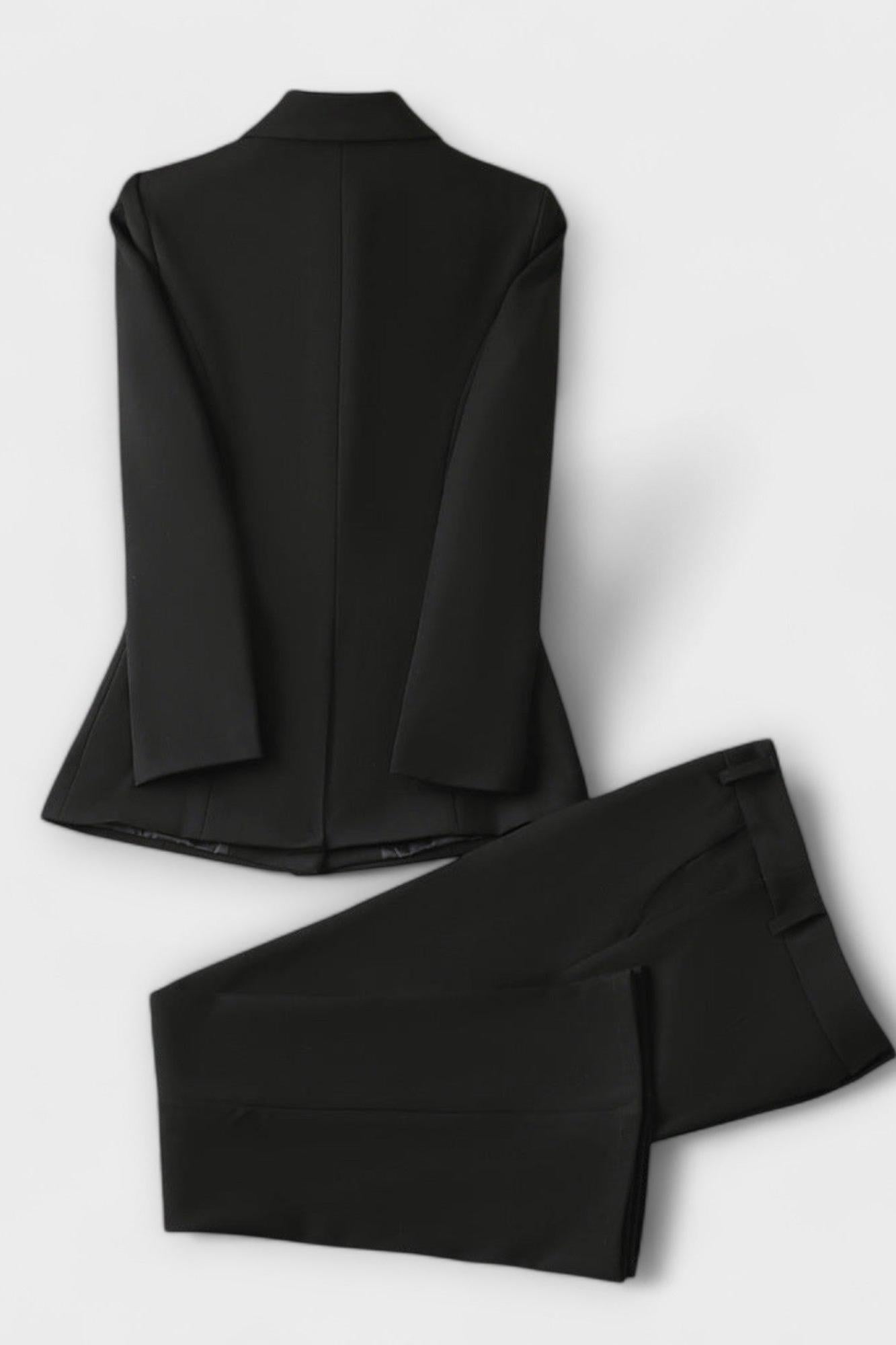 Julija – Elegantni komplet sa blejzerom i pantalonama
