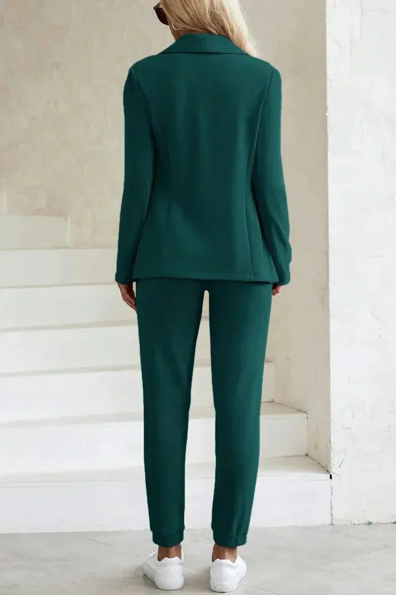 Noa – Elegantni komplet sa blejzerom i pantalonama