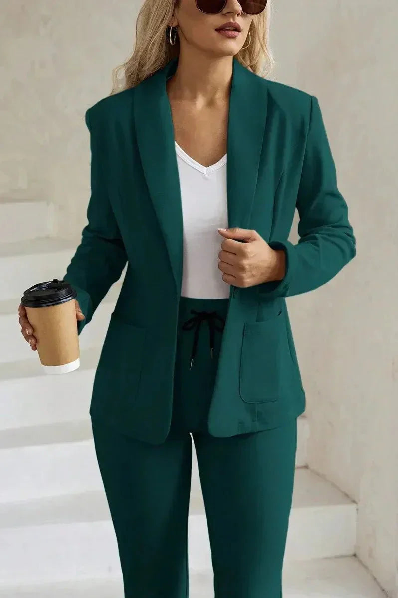 Noa – Elegantni komplet sa blejzerom i pantalonama