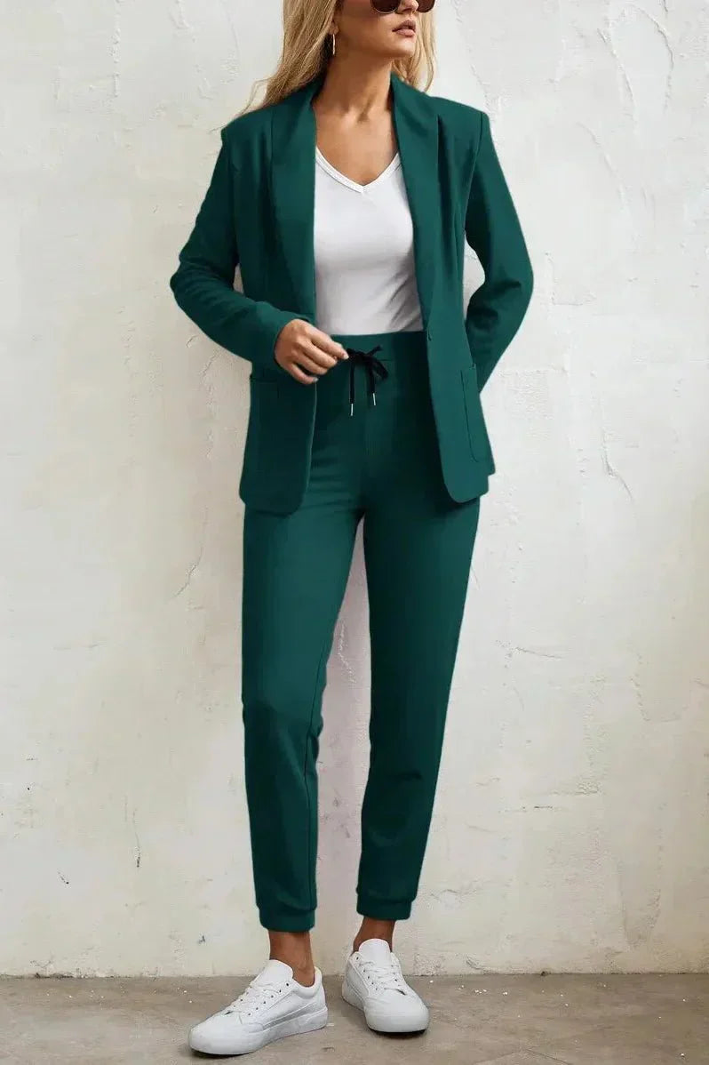 Noa – Elegantni komplet sa blejzerom i pantalonama