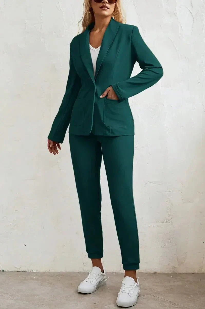 Noa – Elegantni komplet sa blejzerom i pantalonama