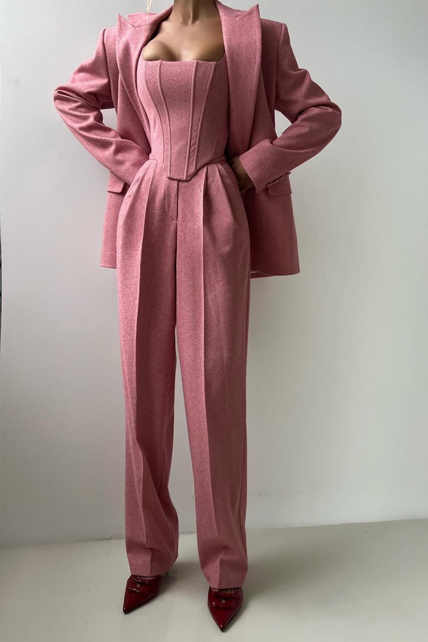 Elegantni komplet sa blejzerom i pantalonama