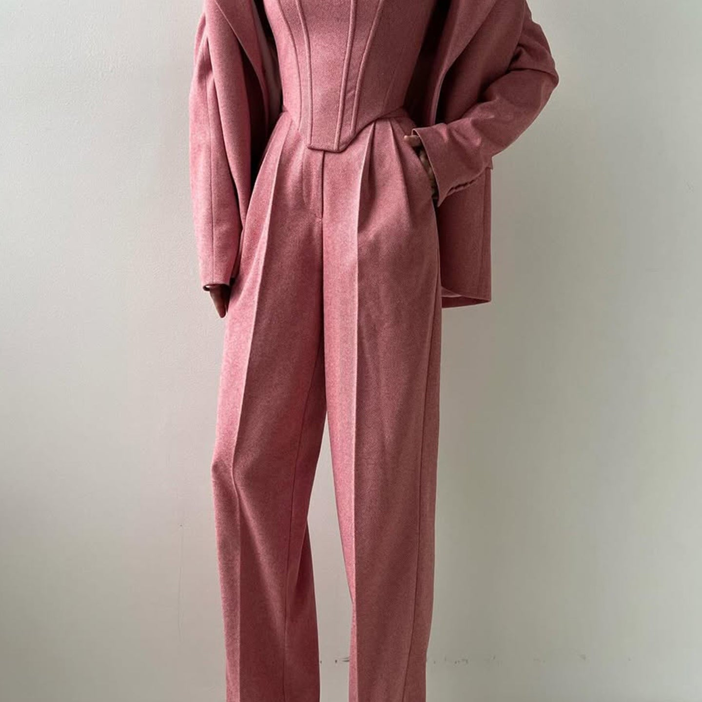Elegantni komplet sa blejzerom i pantalonama