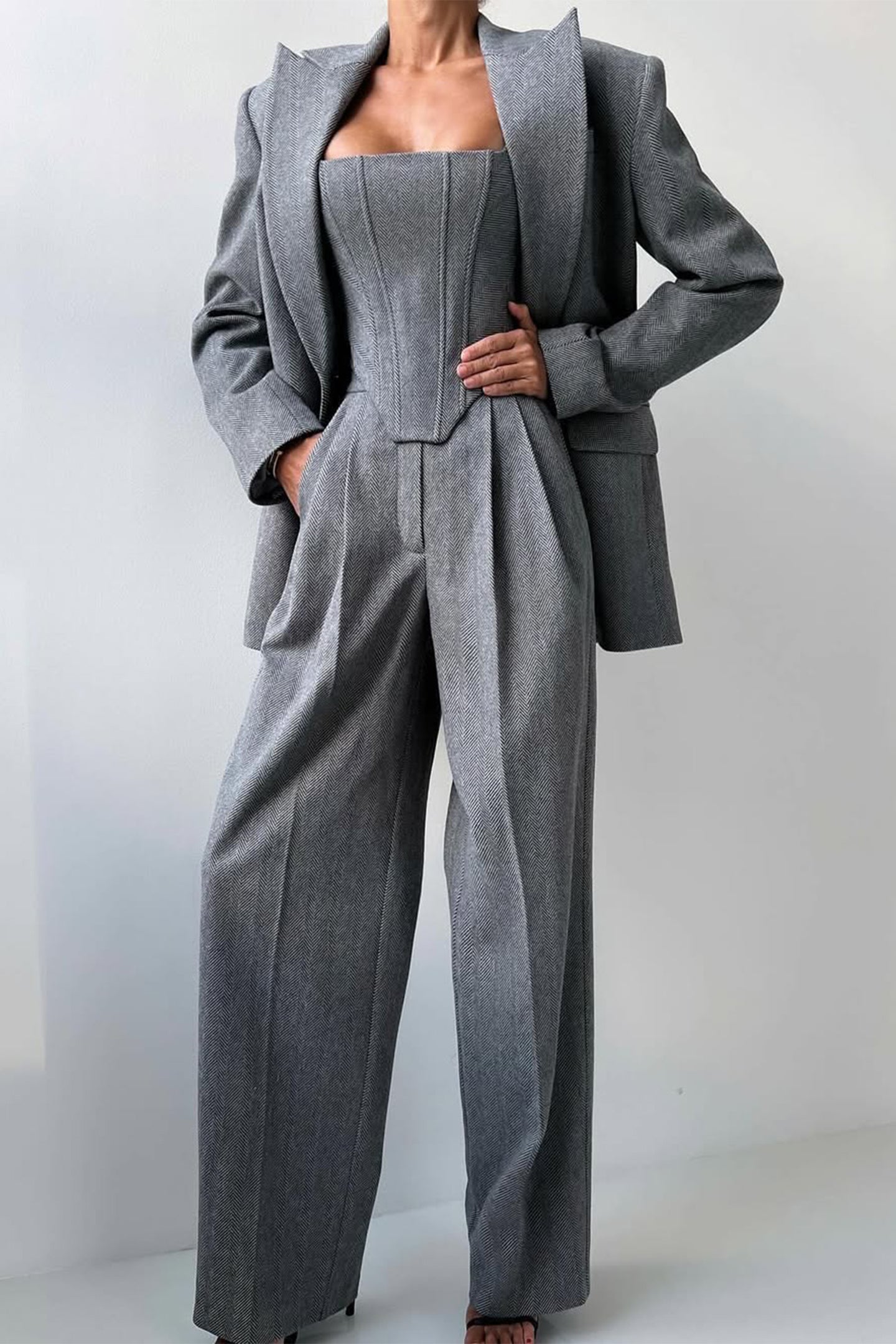 Elegantni komplet sa blejzerom i pantalonama