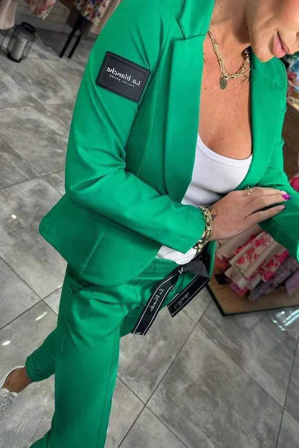 Adriana – Elegantni komplet sa blejzerom i pantalonama