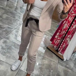Adriana – Elegantni komplet sa blejzerom i pantalonama